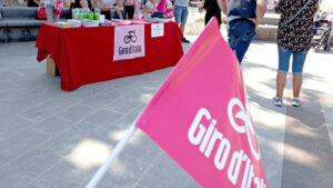 Bandiera rosa fucsia con il logo del Giro d'Italia bianco