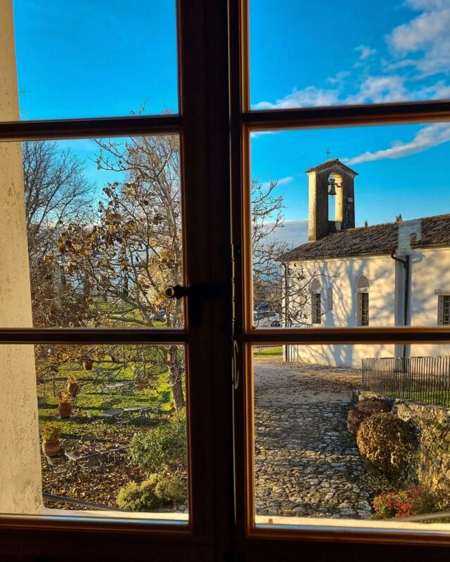 Le finestre spalancate, la leggerezza, l’equilibrio sottile. Non pensare a niente e allo stesso tempo avere tutto il cielo negli occhi. 

(Fabrizio Caramagna)

📍 Chiesa di San Michele in castello

@sabrydomeniconi 

#fagagna #fagagnaturismo #chiesasanmichele #chiesetta #castellodifagagna #feagne #collinadifagagna #collinarefvg #friulicollinare #friulivg #regionefvg #borghibellifvg #fvglive #udine #borghitalia #borghipiubelliditalia #italia #italy