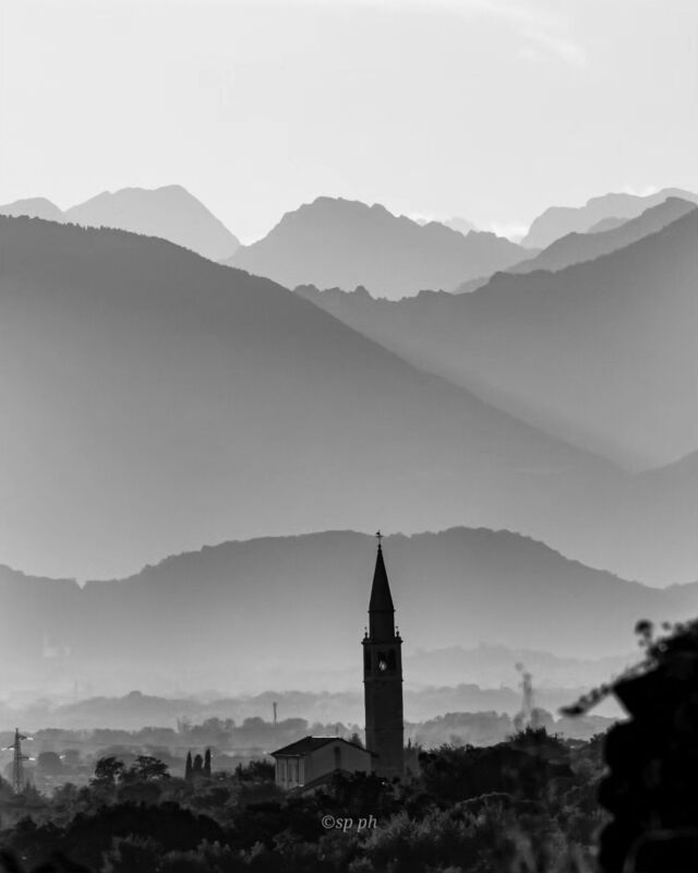 Uno sguardo in bianco e nero sulla cittadina di Madrisio, a poca distanza dalle colline di Fagagna.

📸 @inscaladigrigio 

📌 Madrisio di Fagagna

#fagagnaturismo #fagagna #feagne #madrisiodifagagna #madrisio #udine #collinarefvg #collinedifagagna #friulicollinare #borghibellifvg #borghitalia #italy