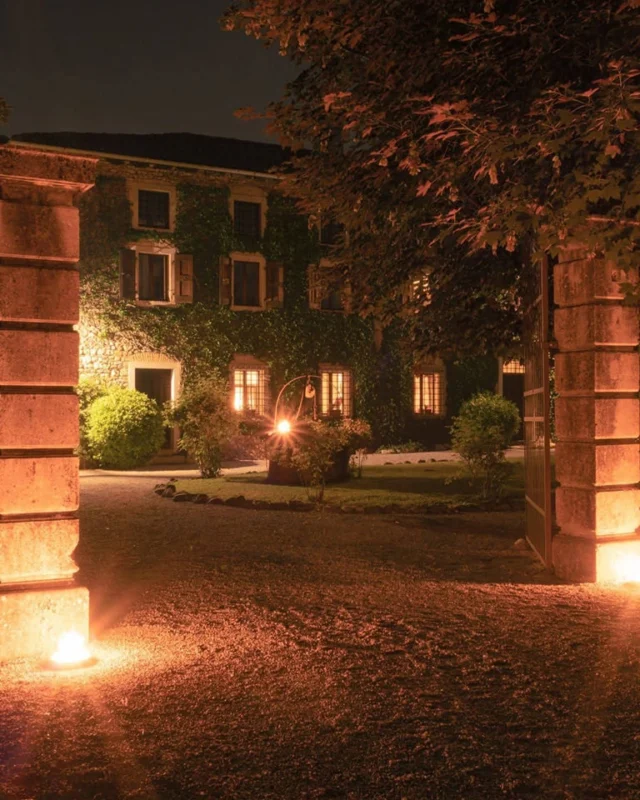 🚶‍♂️ Andar per Ville&Castelli - Tour SERALE
Alla scoperta della casaforte La Brunelde e delle colline moreniche

📅 Venerdì 20 giugno
⏰ Ritrovo ore 19:45
📍 Casaforte La Brunelde, via G. Mauro d'Arcano 2, Fagagna

🚶‍♀️🌃 Per la terza edizione de Andar per Ville & Castelli viene proposta una camminata serale con la guida naturalistica Tania, tra sentieri di campagna, con leggeri saliscendi, e immersi nelle colline moreniche. Infine visita a La Brunelde, casaforte medievale, illuminata da torce e candele, antica di 800 anni, perfettamente conservata, ricca di arredi e d’atmosfera d’altri tempi. 

🧀 Possibilità di degustazione di prodotti locali nel parco della dimora.

🌧 In caso di maltempo la camminata sarà sostituita dalla conversazione, nel Salone della Giustizia, sulla Natura e gli Animali di ieri e di oggi con foto, immagini, aneddoti.

🎫 Costi: €15 Visita castello a lume di candela + Camminata (liberalità all’ass.ne AICS che promuove il progetto). Degustazione (facoltativa) €15 adulti/€10 minorenni: 2 tipi di vino, lombo di Fagagna, formaggi di Fagagna e panificati. 

ℹ️ Prenotazioni: www.labrunelde.it > Eventi &News > clicca La Brunelde 20/06/2025 > compila il modulo; a conferma della prenotazione riceverai il tuo modulo compilato.
Oppure msg o WA a Cristina al 349.8150543 specificando: prenoto per il 20 giugno, nome, n.persone, degustazione no/sì per n.persone. 
Si paga in loco in contanti. 

👟 Attrezzatura: Scarpe con suola antiscivolo, pila, acqua, scarpe di ricambio. Copertina per sedersi nel parco. 

Foto: Luca Repetti 
#camminare #nottestellata
#culturalheritage #dimorestoriche
#turismoslow