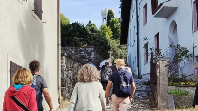 🥰 Questa mattina abbiamo avuto il piacere di accompagnare un bel gruppo di persone entusiaste e interessate!

🌳 Abbiamo ammirato scorci e luoghi storici del nostro territorio, tra Fagagna e Villalta, per poi fermarci ad un meritato ristoro al Barone Rosso.

✨️ Ringraziamo di cuore @pertuttiigusti per averci preparato una merenda speciale e l'associazione @baronerossofagagna per l'accoglienza e per averci raccontato la storia della loro realtà.

💚 Grazie a tutte e tutti e vi aspettiamo a Fagagna, i Festeggiamenti Settembrini proseguono!

P.S. Thanks to @desdemonamermali for the pics!

@prolocofagagna @borghibellifvg @collinarefvg @fvglive