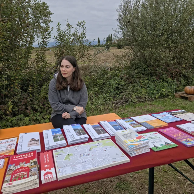 Che domenica ricca di eventi a Fagagna! E noi dell’Ufficio Turistico eravamo presenti con piacere a supportare e valorizzare le tante iniziative in programma. Ecco dove ci avete trovati:

➡️ Apertura dell'Ufficio Turistico al mattino, con la possibilità di acquistare i biglietti per la campagna abbonamenti della rassegna teatrale in Sala Vittoria, organizzata da @ertfvg

➡️ Accompagnamento turistico alla scoperta del borgo storico di Fagagna, in due turni, in occasione di Woofstock, il primo cino-festival organizzato da @happytails.it FVG, un’occasione unica per scoprire il paese in compagnia dei nostri amici a quattro zampe!

➡️ Banchetto informativo al Cjamp Des Cocès promosso dalla @prolocofagagna , dove abbiamo accolto curiosi e visitatori con informazioni utili, consigli personalizzati e tante anticipazioni sui prossimi appuntamenti nel territorio.

È stato un vero piacere esserci! Alla prossima… sempre con entusiasmo e voglia di far conoscere il nostro splendido territorio!

#fagagnaturismo